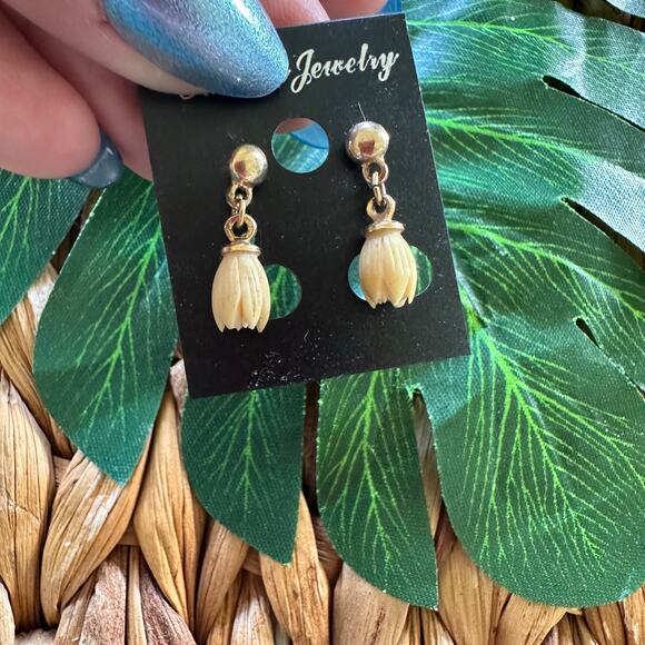 BOGO FREE FAUX I ORY TULIP 70’s earrings dangle modest - Picture 3 of 4